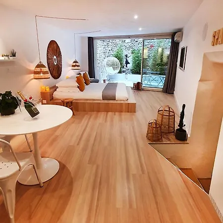 6 Bed & Breakfast 4*